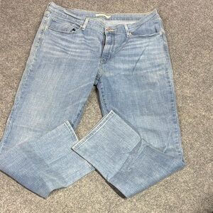 Levi's Women's Light Blue Straight Leg Jeans